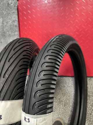 Neumáticos Pirelli Moto3 slicks de agua