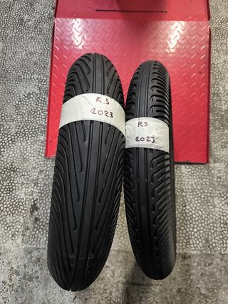 Neumáticos Pirelli Moto3 slicks de agua