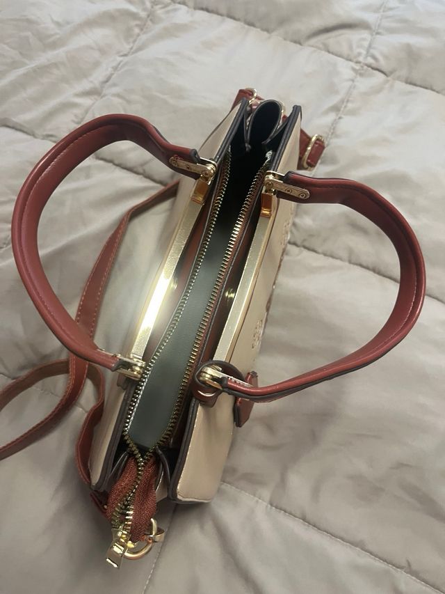 Bolso marrón con diseño floral