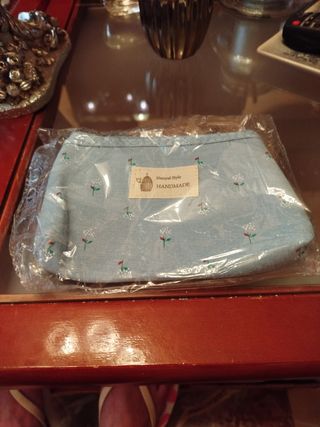 Bolsa de aseo azul con flores blancas