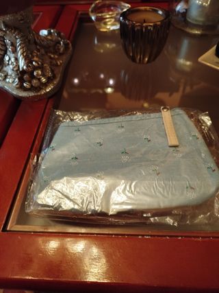 Bolsa de aseo azul con flores blancas