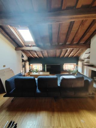 Divano angolare blu effetto scamosciato