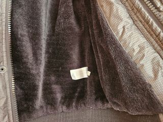 Cazadora gris con cremalleras