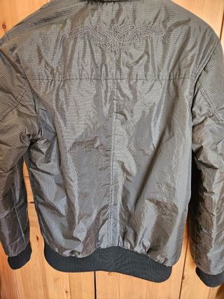 Cazadora gris con cremalleras