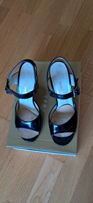 Sandalias charol tacón alto negras
