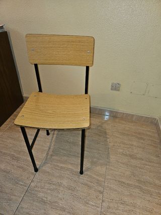 Sillas de madera y metal
