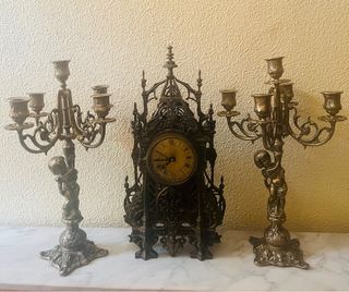 Reloj y candelabros de bronce