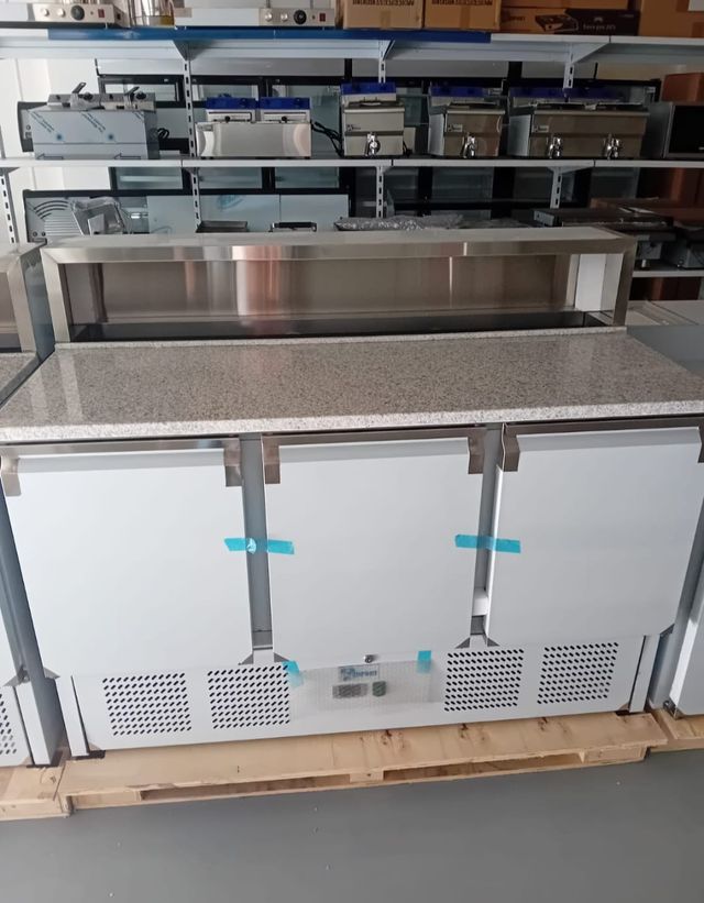 Mesa de ingredientes para pizza