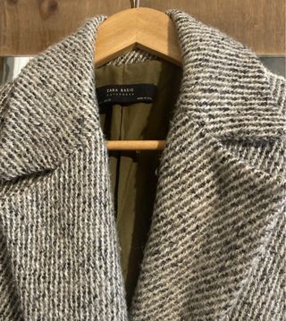 Abrigo Zara espiga negro y gris