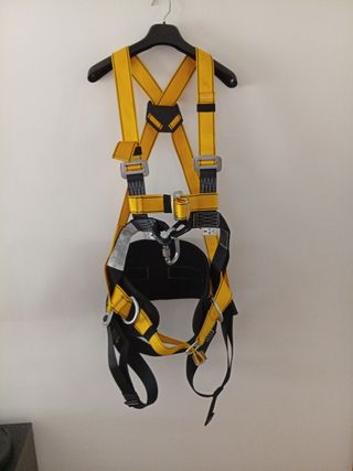 Arnés de seguridad amarillo, trabajo vertical.
