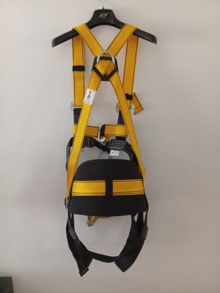 Arnés de seguridad amarillo, trabajo vertical.