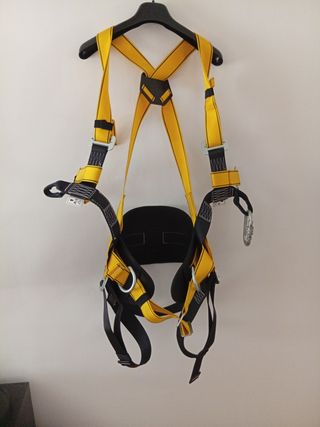 Arnés de seguridad amarillo, trabajo vertical.