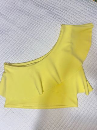Top asimétrico amarillo con volante