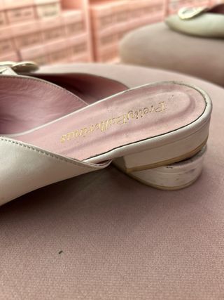Mules Pretty Ballerinas blancas con hebilla dorada