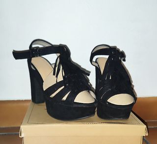Sandalias de tacón alto negra.
