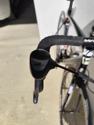 Bicicleta de carretera negra