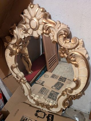 Recibidor madera y mármol con figuras de querubín