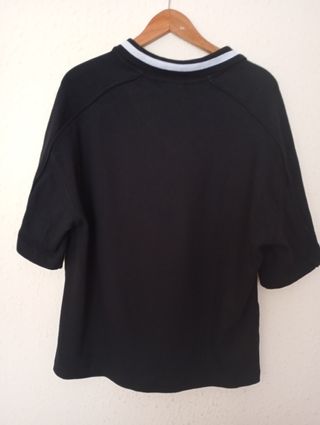 Pull&Bear Camiseta Negra Estilo Fútbol- Talla M