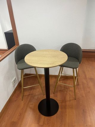 Mesa alta y 2 sillas