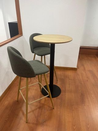 Mesa alta y 2 sillas