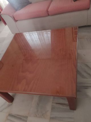 Mesa baja de madera y cristal