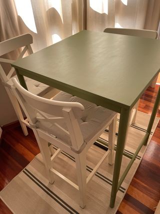 Mesa alta y 3 sillas