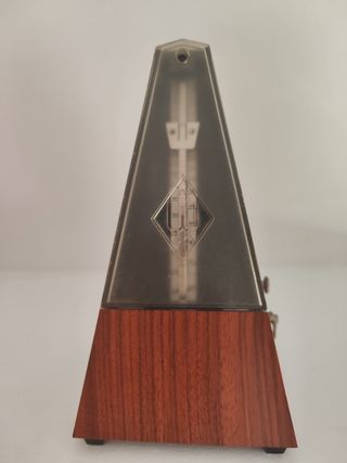 Metrónomo de madera y metal