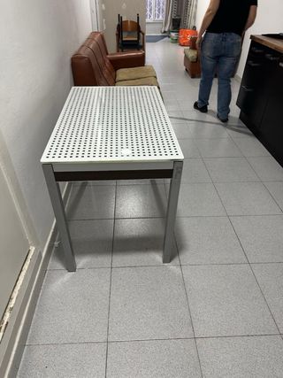 Mesa auxiliar metálica y cristal 