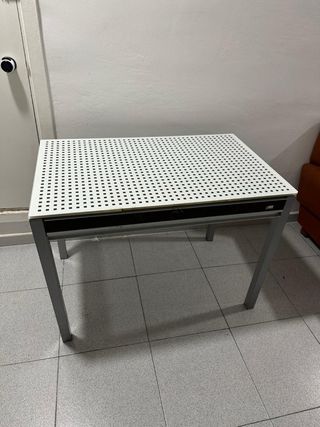 Mesa auxiliar metálica y cristal 