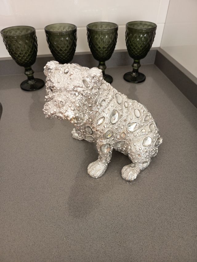 Perro decorativo plateado