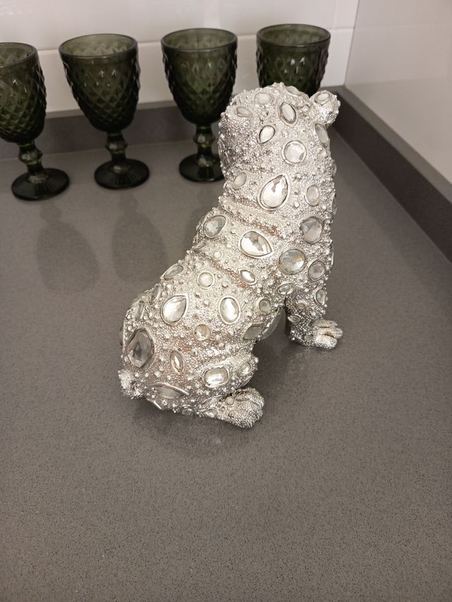 Perro decorativo plateado