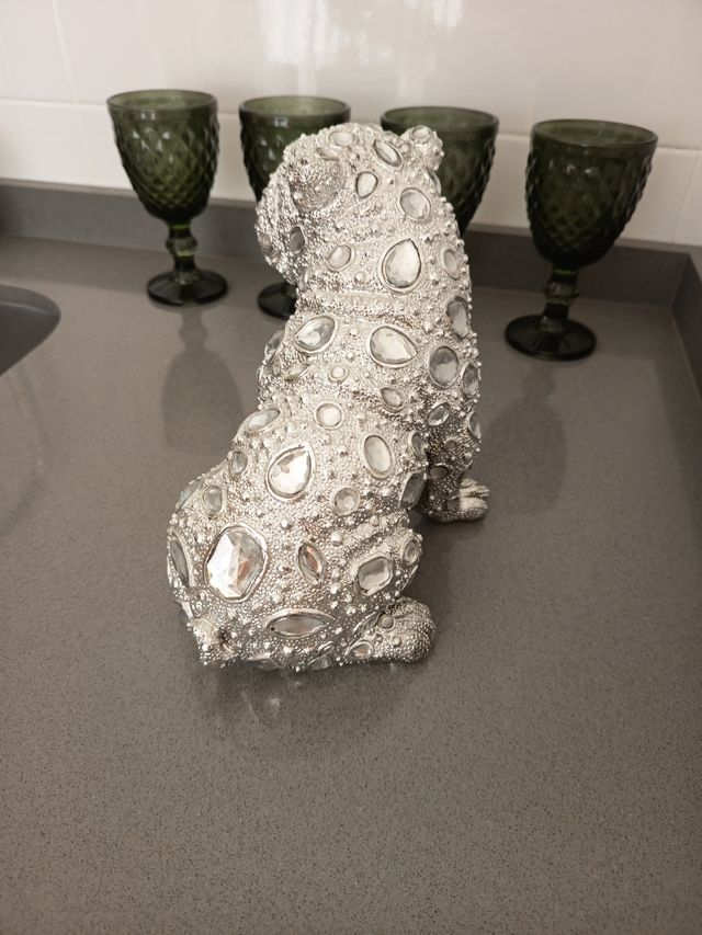 Perro decorativo plateado