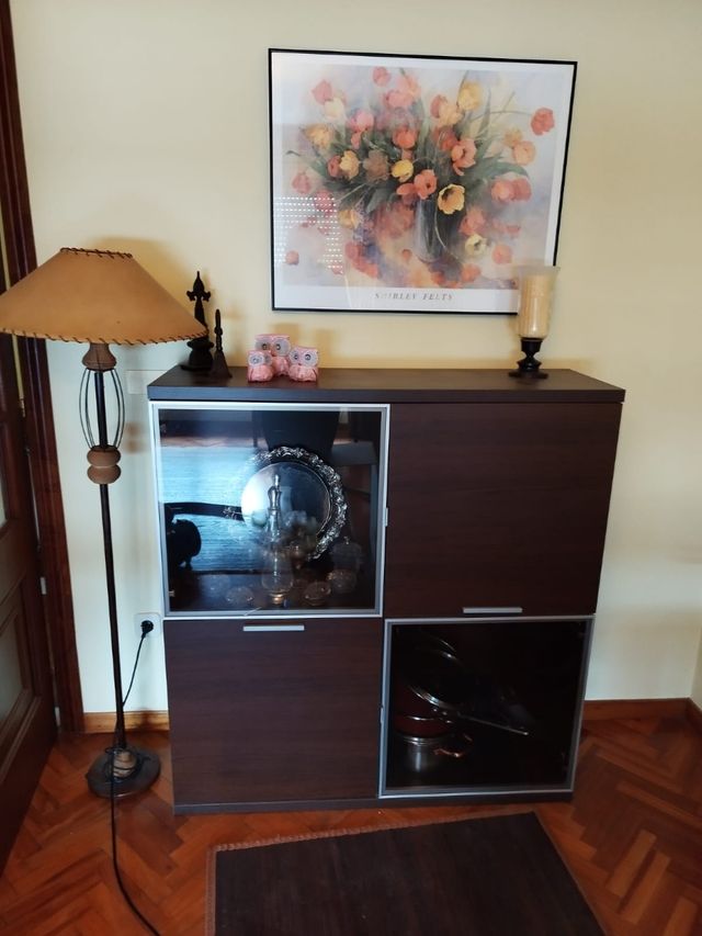 Mueble de salón modular con mesa y otra vitrina