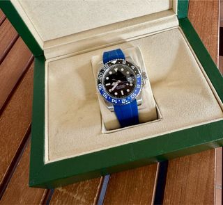 Reloj con correa azul