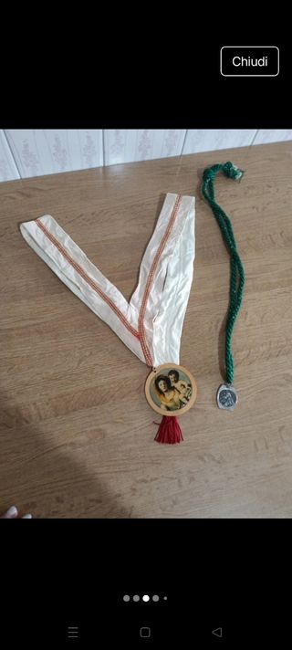 Scapolari religiosi con medaglie
