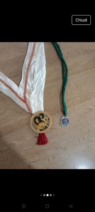 Scapolari religiosi con medaglie