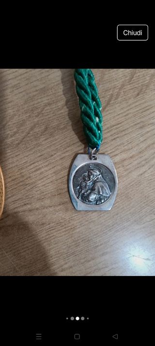 Scapolari religiosi con medaglie