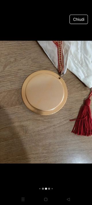 Scapolari religiosi con medaglie