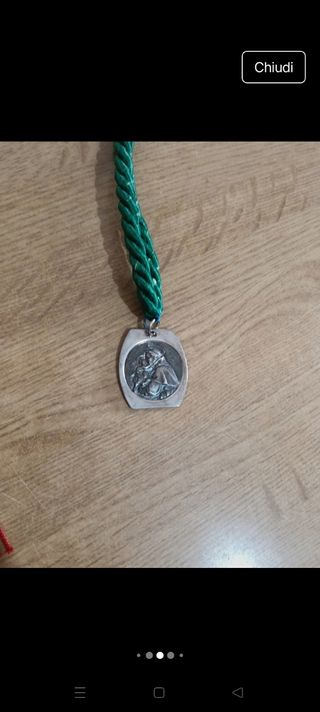 Scapolari religiosi con medaglie