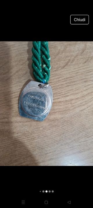 Scapolari religiosi con medaglie