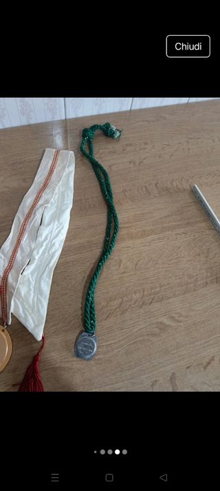 Scapolari religiosi con medaglie