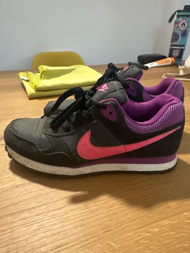 Zapatillas Nike vintage negras, rosas y moradas