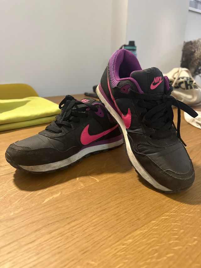 Zapatillas Nike vintage negras, rosas y moradas