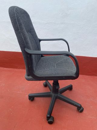 Silla de estudio gris y negra