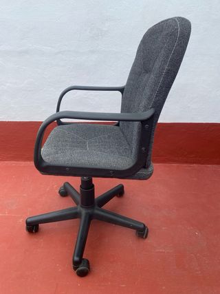 Silla de estudio gris y negra