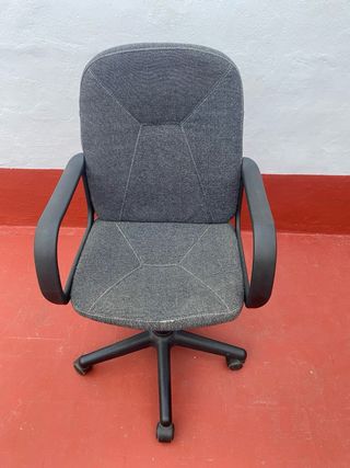 Silla de estudio gris y negra