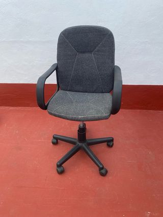 Silla de estudio gris y negra