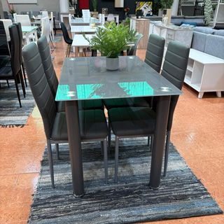Mesa de cristal con 4 sillas