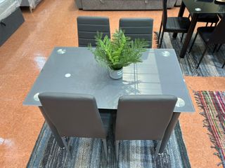 Mesa de cristal con 4 sillas