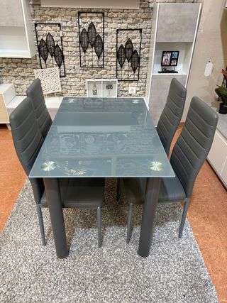 Mesa de cristal con 4 sillas